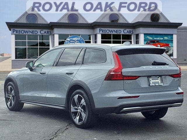 2025 Volvo V60 Cross Country B5 Plus