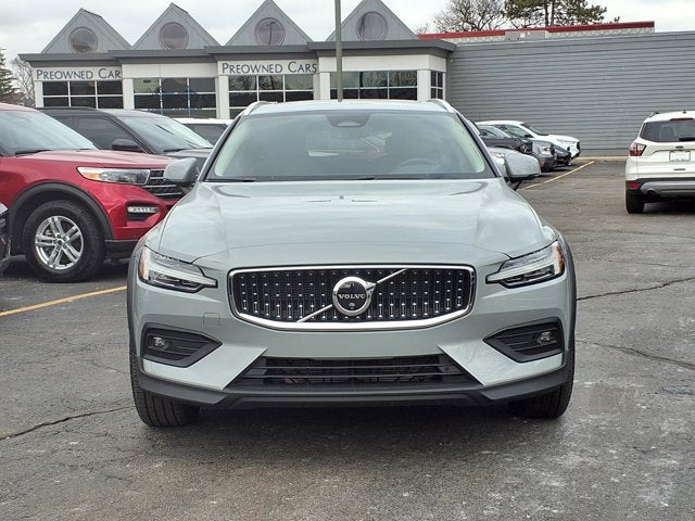 2025 Volvo V60 Cross Country B5 Plus