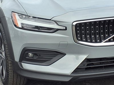 2025 Volvo V60 Cross Country B5 Plus